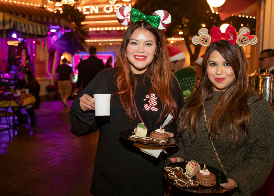 Guests at the Diz Planet Holiday 2019 Meet-Up  were treated to favorite holiday desserts, including Hot Cocoa Marshmallow Macarons, Churros Yule Logs and Mickey Gingerbread Men