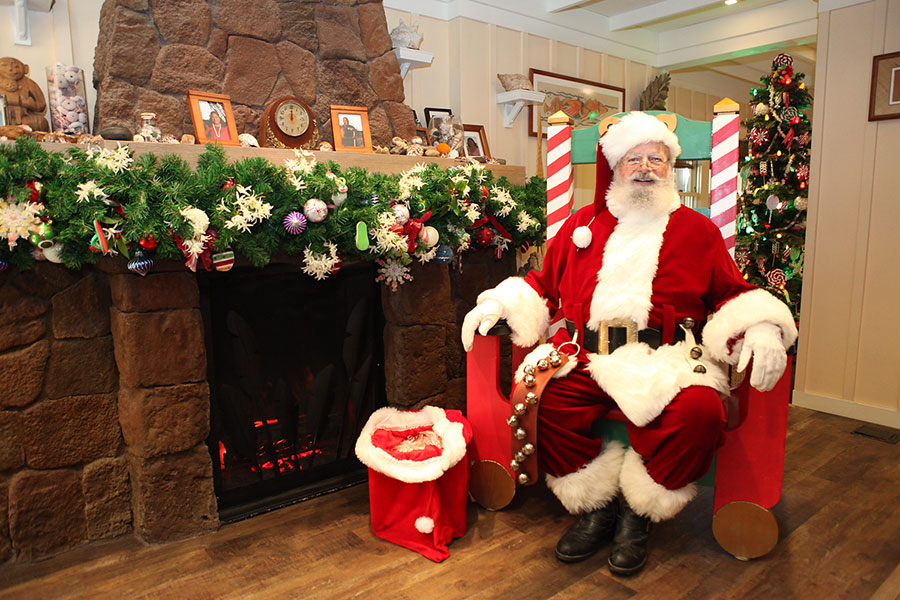 Santa at Aulani, A Disney Resort and Spa