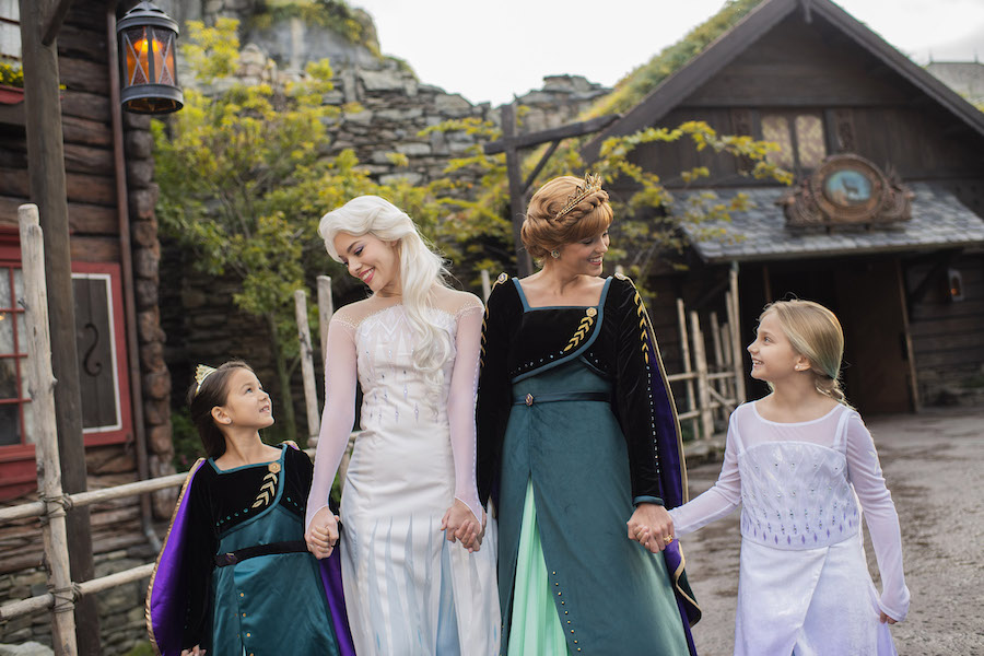 Anna and Elsa Debut New Looks Inspired by 'Frozen 2'