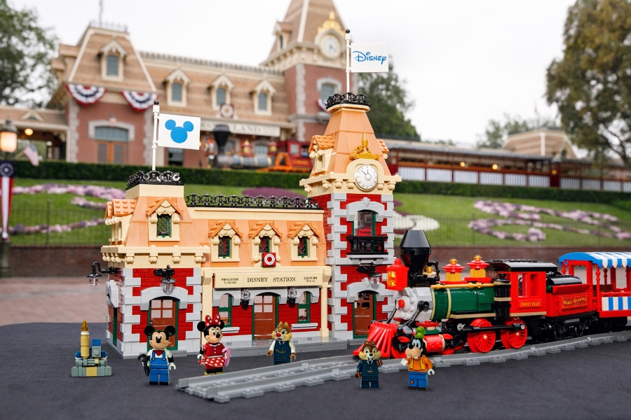 LEGO Disneyland Train set