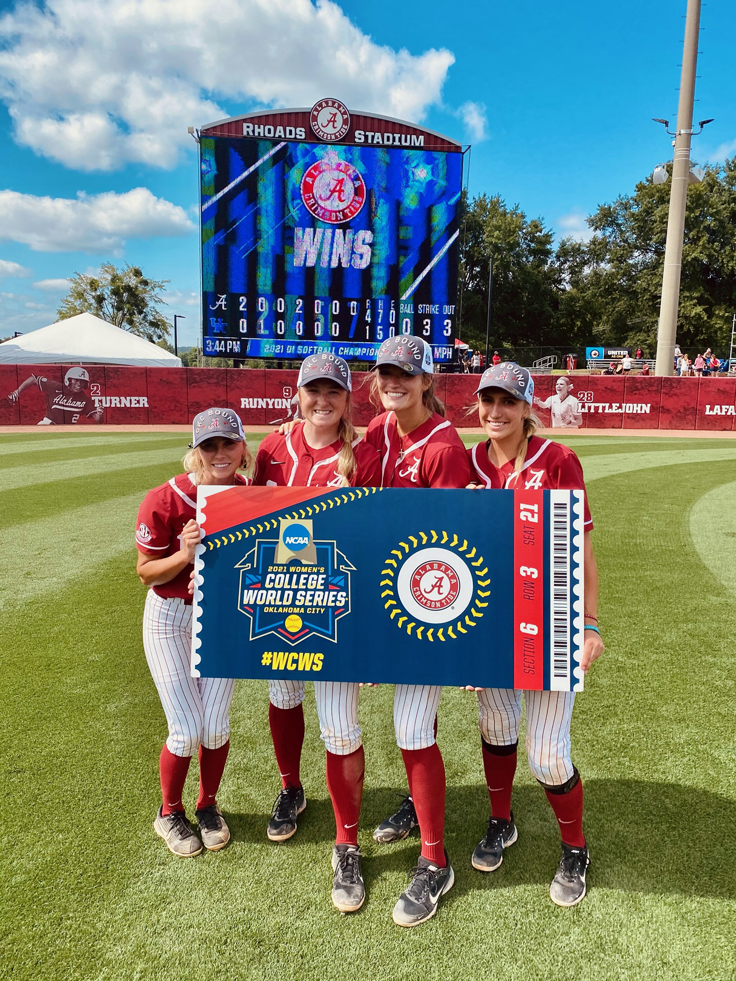 Alexis poses with her softball team